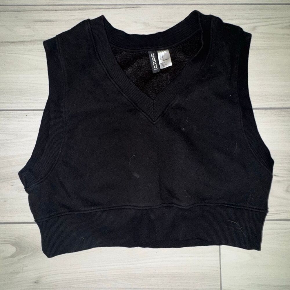 H&M Divided black sweater vest cropped size small
